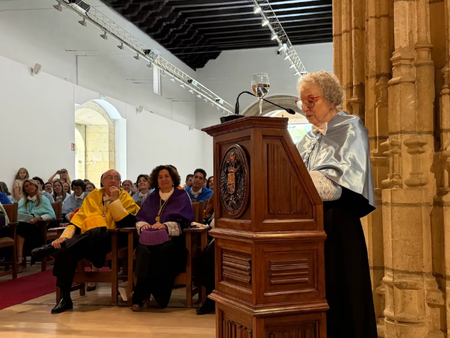 “Necesitamos el lenguaje, las emociones, el pensamiento, las historias. Eso es lo que somos”: un alegato de Margaret Atwood a favor de las artes