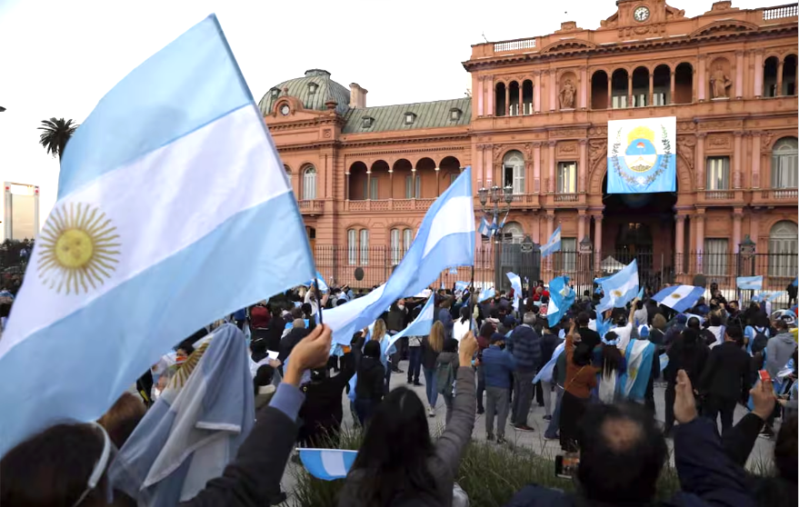 Los huérfanos de la polarización: un desencanto que crece en silencio